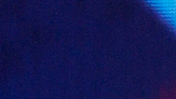 El cantante Enrique Iglesias vivió un extraño momento con una fanática que asistió a uno de sus más recientes conciertos.