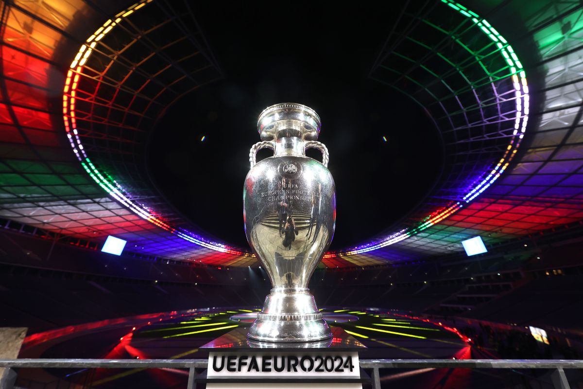 El trofeo de campeón lució bajo los colores de todas las naciones que disputarán este torneo.