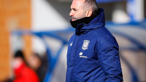 Pedro López durante un encuentro entre la selección femenil sub-20 de España ante su similar de Alemania.