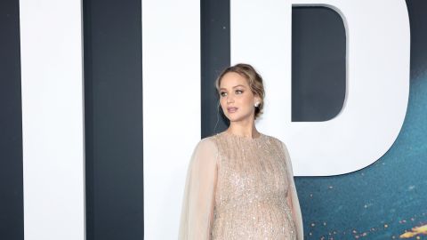 La actriz Jennifer Lawrence aseguró que ganó $5 millones de dólares menos que Leonardo DiCaprio por ser mujer.