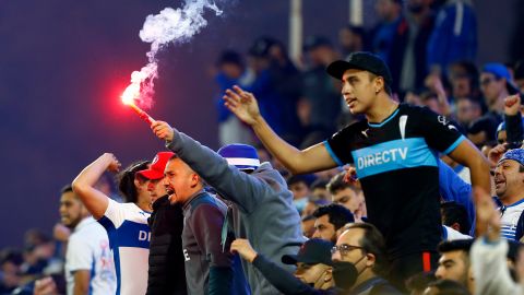 Hinchas de la Universidad Católica arrojaron artefactos explosivos al campo.