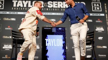 Paul (L) y Hearn (R) se estrechan manos en la presentación del combate entre Taylor y Serrano.
