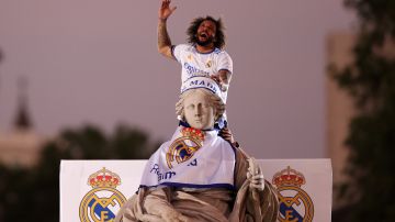 Marcelo celebra La Liga conseguida por el Real Madrid en 2022 en la plaza de Cibeles.