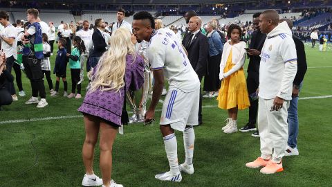 Eder Militao besa a Karoline Lima luego de la final de la UEFA Champions League 2022.
