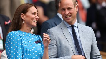El príncipe William y su esposa Kate Middleton ahora serán conocidos como el duque y la duquesa de Cambridge y de Cornualles, luego de que la reina Isabel falleciera y convirtiera a Carlos en rey.
