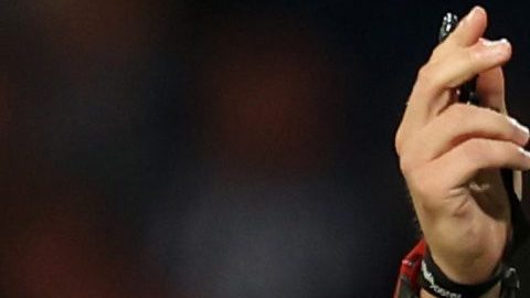 El árbitro del encuentro fue cuestionado por no ser tan severo y solo mostrar la tarjeta amarilla.