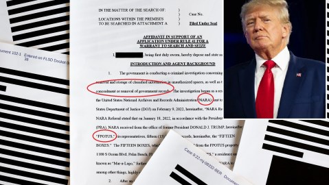 El expresidente Trump es investigado por haberse llevado documentos secretos a Mar-a-Lago.