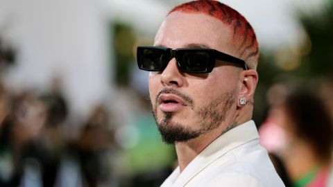 J Balvin fue uno de los más de 20 artistas que se reunieron con el Papa Francisco.