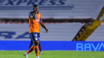 Jozy Altidore se lamenta de haber fallado una ocasión de gol ante Querétaro.