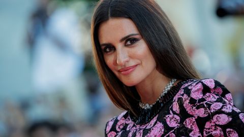 La actriz Penélope Cruz se robó las miradas con un atuendo que resaltaba su esbelta figura.
