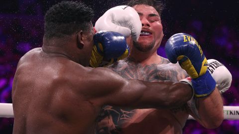 Luis Ortiz le propinó un fuerte castigo a Andy Ruiz.