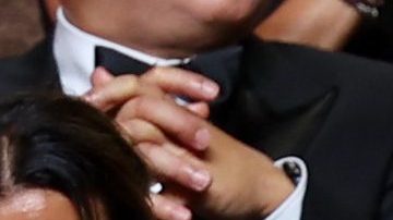 Video viral provoca afirmaciones de que Harry Styles escupió a Chris Pine.