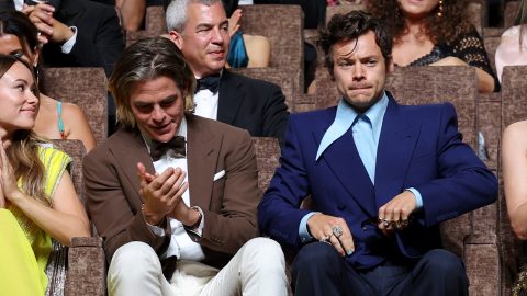 Video viral provoca afirmaciones de que Harry Styles escupió a Chris Pine.