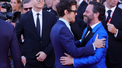 El cantante Harry Styles junto a Nick Kroll en el Festival de Venecia.