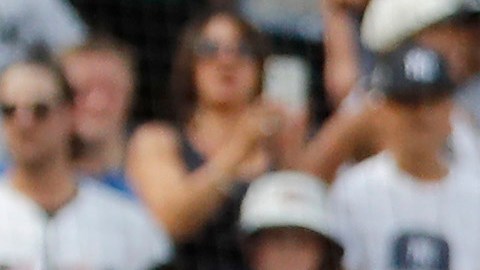 Aaron Judge (R) es felicitado por Gleyber Torres (L) luego de conectar su jonrón 54 de la temporada en encuentro ante Minnesota Twins.