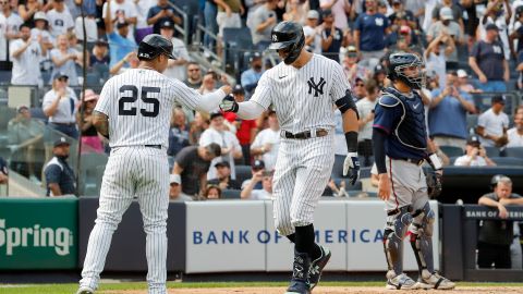 Aaron Judge (R) es felicitado por Gleyber Torres (L) luego de conectar su jonrón 54 de la temporada en encuentro ante Minnesota Twins.