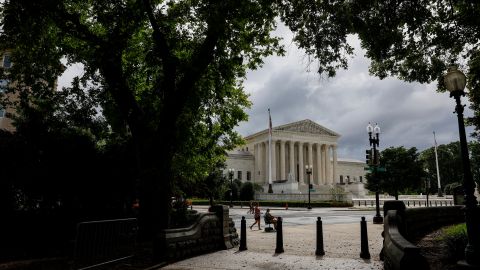 La Corte Suprema tomó dos decisiones recientes que afectan a miles de inmigrantes.