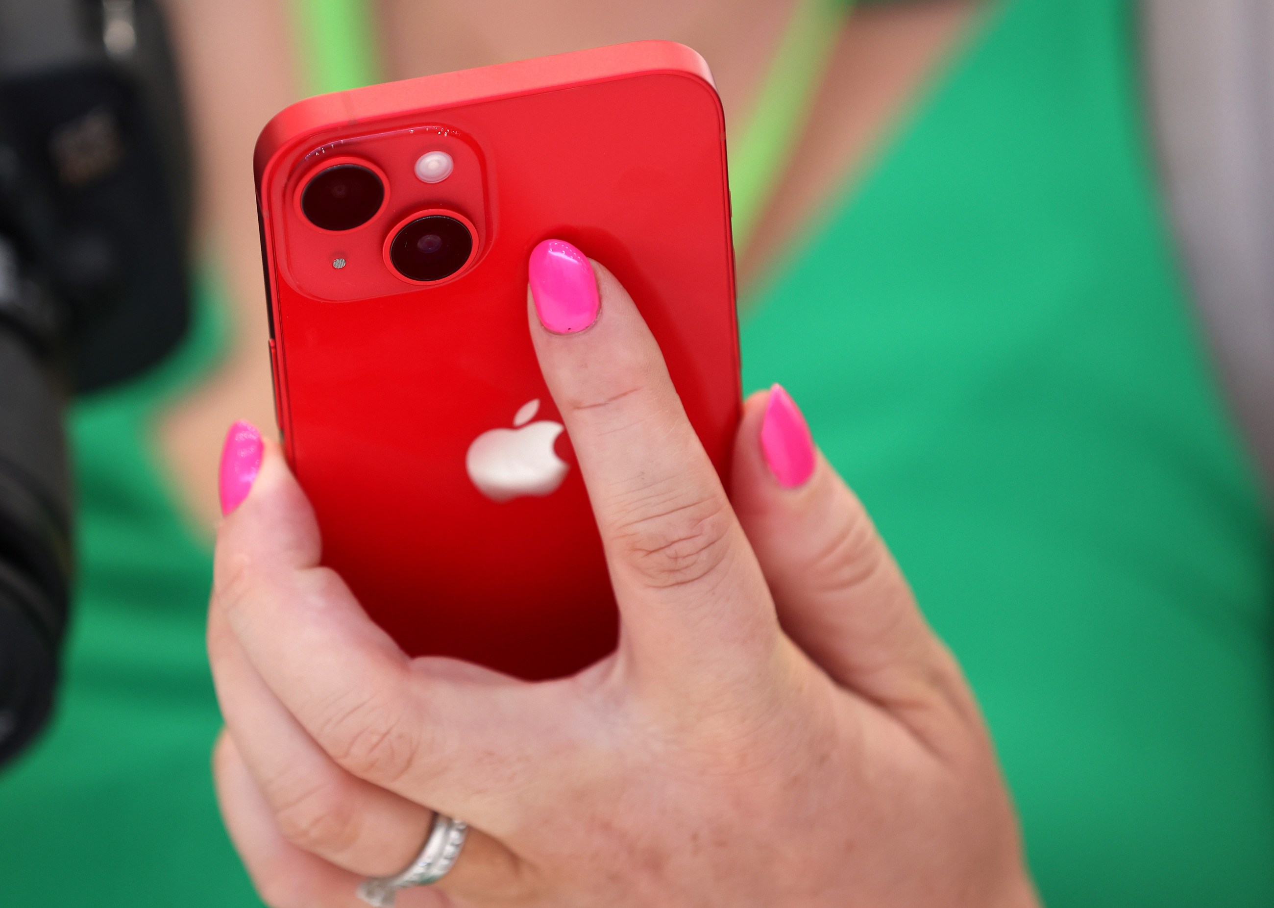 Apple multada por no incluir el cargador en el iPhone 12 sin reducir su  precio