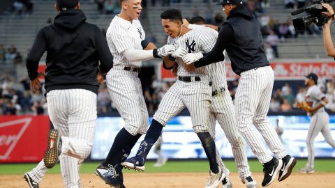 Oswaldo Cabrera (C) es felicitado por Judge (L) y otros compañeros al disparar el hit que dejó en el terreno a Minnesota Twins.