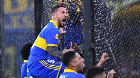 Darío 'Pipa' Benedetto celebra con los hinchas su gol de cabeza ante River Plate.