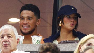 Devin Booker y su novia Kylie Jenner comparten durante la final del US Open 2022 entre Carlos Alcaraz y Casper Ruud.