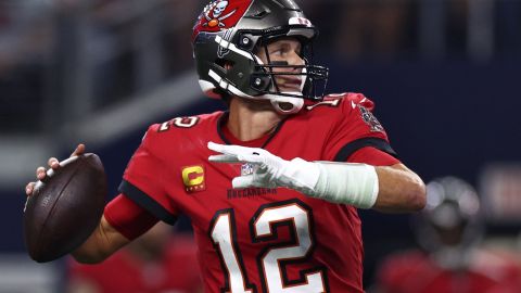 Tom Brady antes de hacer el pase para que Mike Evans concretara el único touchdown del encuentro para Buccaneers.