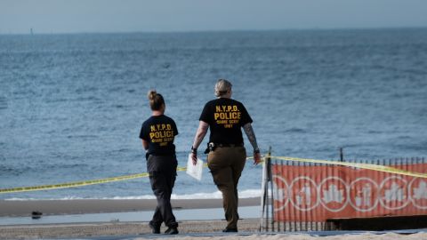 El NYPD busca más pistas en el lugar donde fueron hallados los tres niños.