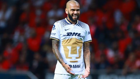 Dani Alves durante un encuentro entre su equipo Pumas UNAM y Toluca.