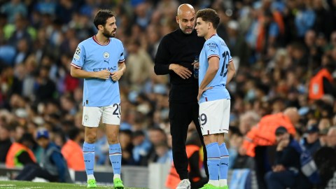 Bernardo Silva, Pep Guardiola y Julián Álvarez