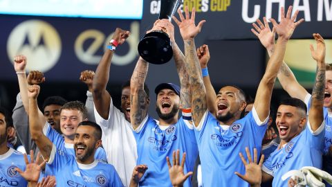 Jugadores del New York City FC alzan la Campeones Cup que conquistaron ante Atlas.