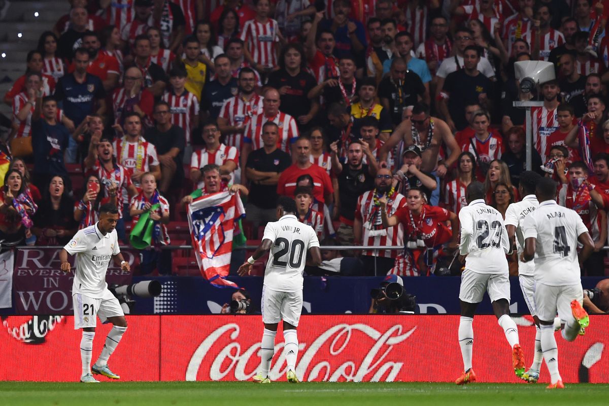 Rodrygo y Vinicius Jr. bailan mientras llegan los demás jugadores del Real Madrid a celebrar el primer gol. 