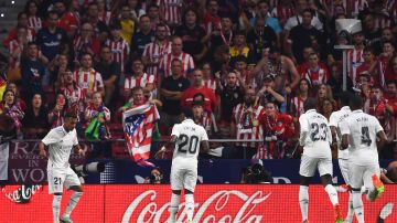 Rodrygo y Vinicius Jr. bailan mientras llegan los demás jugadores del Real Madrid a celebrar el primer gol.