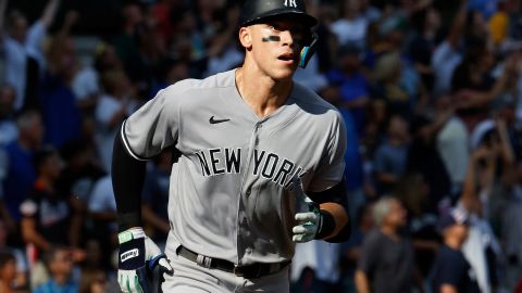 Aaron Judge recorre las bases luego de su segundo HR ante Brewers.