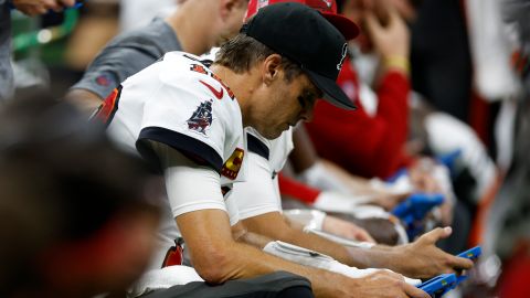 Tom Brady maneja una de las tablets en cuestión justo antes de destrozarla en el encuentro ante Saints.