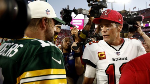 Aaron Rodgers (L) y Tom Brady (R) comparten una charla luego del partido entre Green Bay y Tampa Bay.