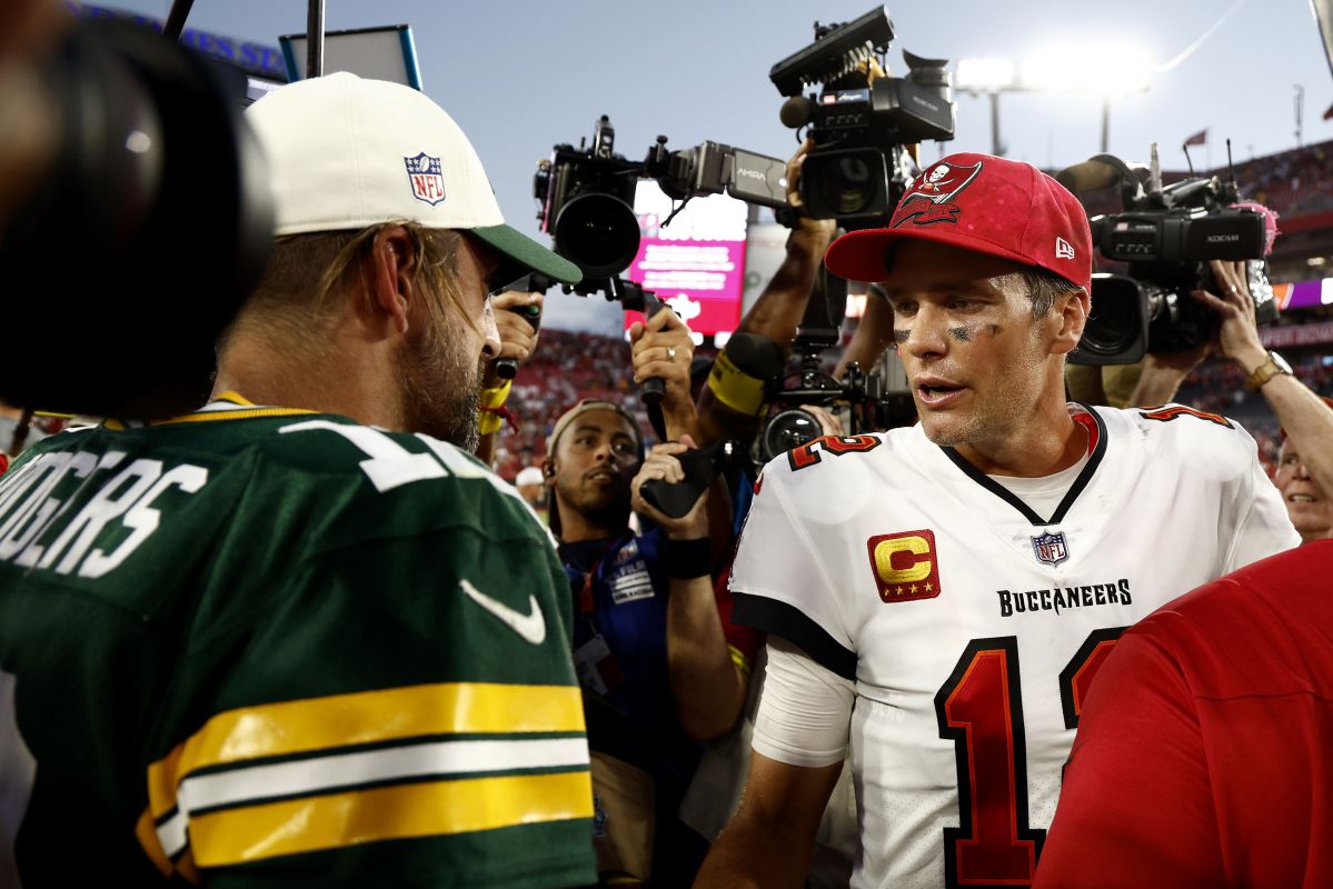 Aaron Rodgers (L) y Tom Brady (R) comparten una charla luego del partido entre Green Bay y Tampa Bay.