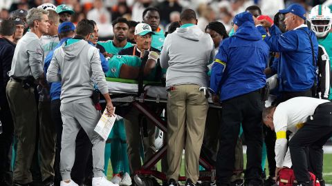 El personal médico del equipo atendió a Tua Tagovailoa para trasladarlo a un hospital.