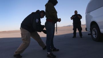 seguridad cachea a una detenida por inmigración en Arizona
