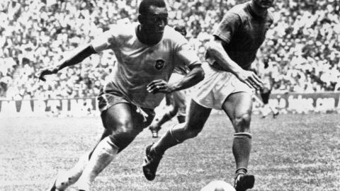 ´Pelé (L) dribla a un jugador italiano durante la final de la Copa del Mundo entre Brasil e Italia en 1970.