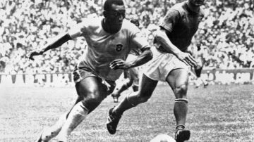 ´Pelé (L) dribla a un jugador italiano durante la final de la Copa del Mundo entre Brasil e Italia en 1970.