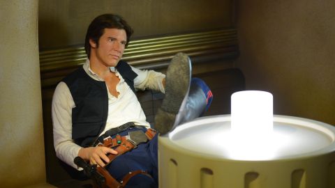 La icónica arma real de Han Solo fue subastada por más de $1 millón de dólares.