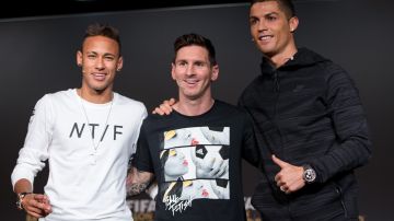 Neymar (L), Messi (C) y Cristiano (R) disfrutan durante la gala del Balón de Oro en 2015.