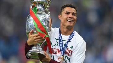 Cristiano Ronaldo posa con la Eurocopa que ganó frente a Francia en 2016.