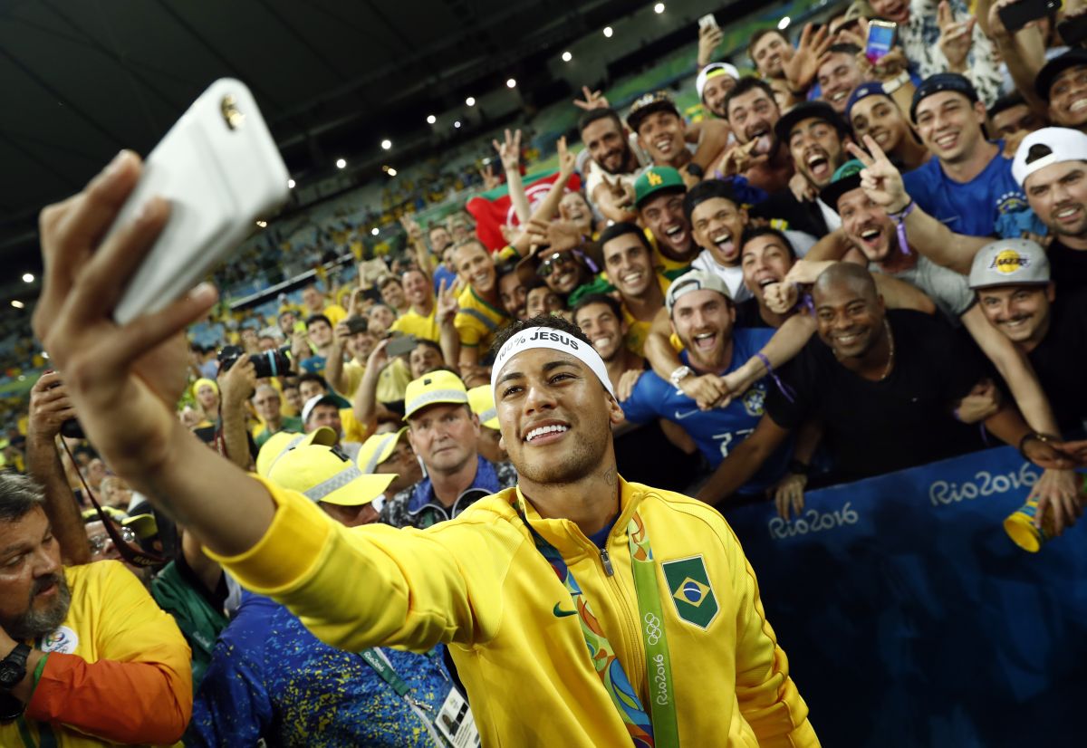 Neymar posa con unos aficionados luego de ganar la medalla de oro para Brasil en los Juegos Olímpicos de Río de Janeiro 2016. 