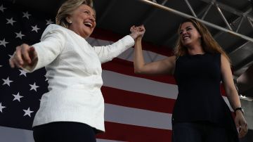 Alicia Machado junto a Hillary Clinton en un evento de campaña para las elecciones presidenciales de Estados Unidos en 2016.