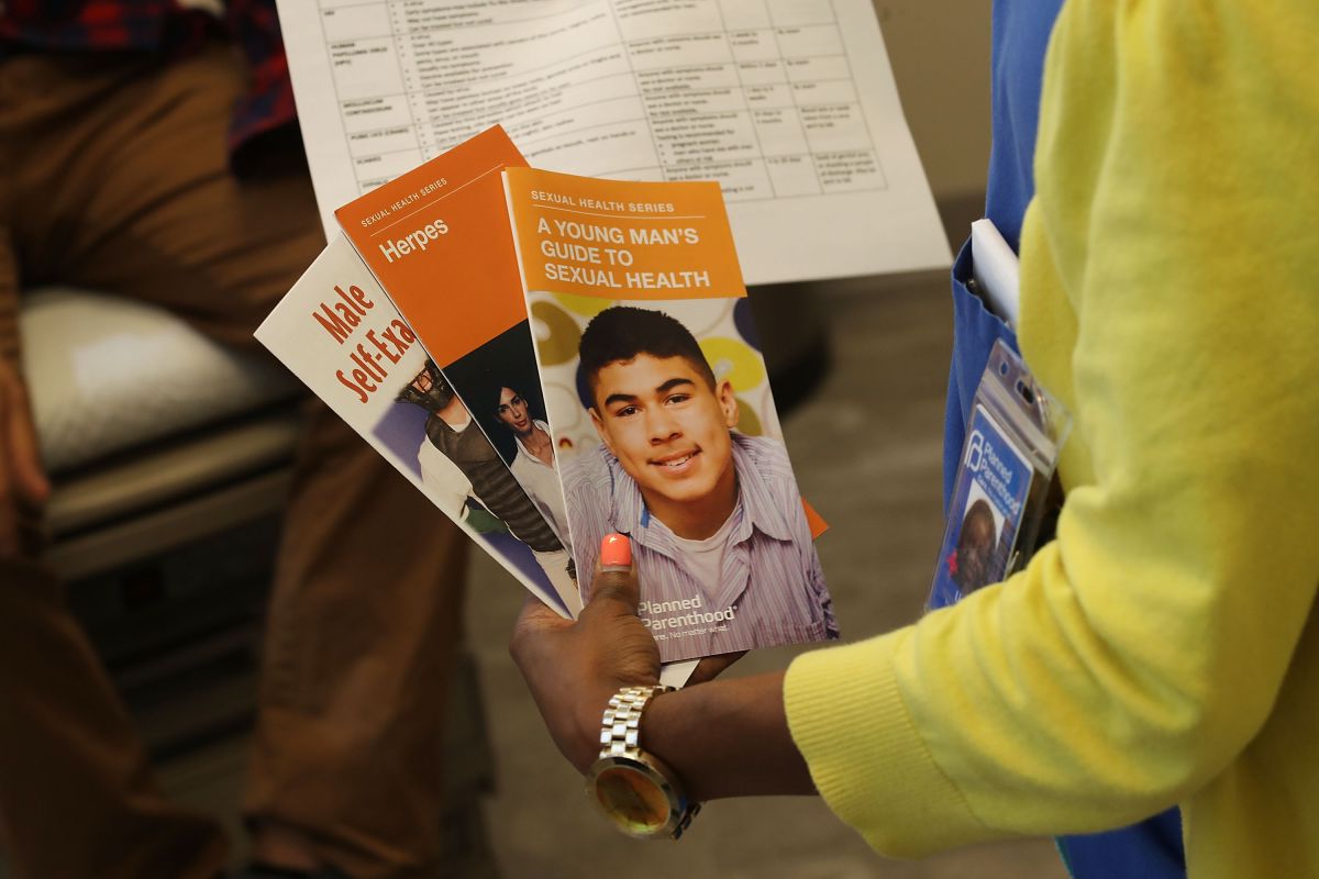 Una asistente médica brinda folletos informativos sobre ETS en un centro Planned Parenthood en Miami, Florida.
