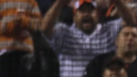 Barry Bonds, máximo jonronero de la historia de MLB, conecta su jonrón 756 con el que dejó atrás la marca de Hank Aaron en 2007.