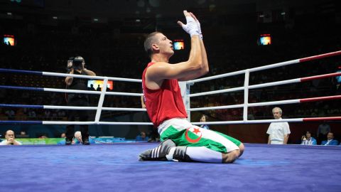 El peleador Newfel Ouatah se rindió al comenzar el combate.