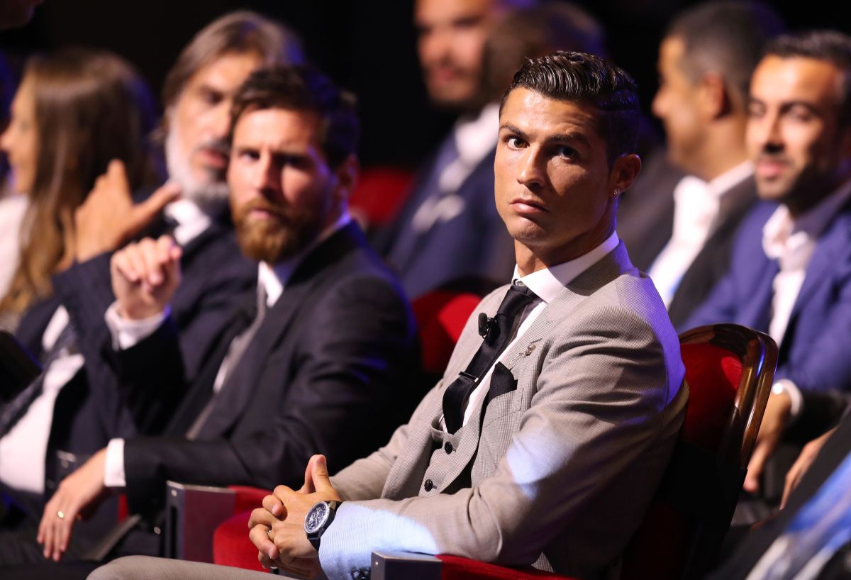 Cristiano Ronaldo (R) y Lionel Messi (L) comparten durante la gala al Mejor Jugador del Fútbol Europeo en 2017.