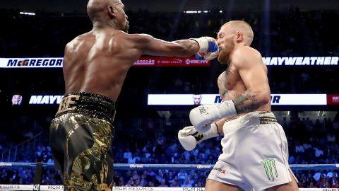 Floyd Mayweather (L) durante su combate ante Conor McGregor en 2017,